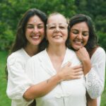 Yanna Lavigne Instagram - Ancestralidade. Tivemos a honra de receber a nossa mãe no primeiro retiro EVA e, dentre tantas trocas e descobertas nesses dias só pudemos honrar e agradecer ainda mais a todas as EVAs que vieram antes de nós. Temos o privilégio de ter uma mãe e tantas mulheres na nossa família que são buscadoras incessantes de si mesmas, que olham para si e se questionam sobre como podemos fazer desse planeta um lugar melhor pra nós mesmas e pra tantas que estão por vir. Honrar a ancestralidade é aceitar e reconhecer o trabalho, a vida, o cuidado e o amor que foram dedicados a nós para que o solo se tornasse fértil para sermos quem somos. ✨