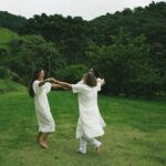 Yanna Lavigne Instagram - Ancestralidade. Tivemos a honra de receber a nossa mãe no primeiro retiro EVA e, dentre tantas trocas e descobertas nesses dias só pudemos honrar e agradecer ainda mais a todas as EVAs que vieram antes de nós. Temos o privilégio de ter uma mãe e tantas mulheres na nossa família que são buscadoras incessantes de si mesmas, que olham para si e se questionam sobre como podemos fazer desse planeta um lugar melhor pra nós mesmas e pra tantas que estão por vir. Honrar a ancestralidade é aceitar e reconhecer o trabalho, a vida, o cuidado e o amor que foram dedicados a nós para que o solo se tornasse fértil para sermos quem somos. ✨