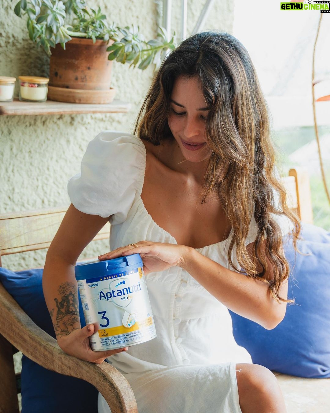 Yanna Lavigne Instagram - Na hora de nutrir as suas crianças, vocês pensam que existem necessidades nutricionais específicas para cada idade? 👀 Pois é! E com a evolução da ciência nada melhor do que saber que temos uma formula infantil a partir de 1 ano com nutrientes adequados para a faixa etária! Aqui em casa eu conto com Aptanutri: a formula infantil da Danone para a crianças a partir de 1 ano que contém a quantidade equilibrada de nutrientes, prebióticos exclusivos Danone, além de DHA e ARA que auxiliam no desenvolvimento cognitivo, motor e visual! Demais! Aproveite o cupom YANNAOFF20 no site do Mundo Danone e tenha o melhor da nutrição em sua casa 💙Mas aproveita que só vale até o dia 31 de Dezembro!! #embaixadora @aptanutribrasil O Ministério da Saúde informa: O aleitamento materno evita infecções e alergias e é recomendado até os 2 (dois anos) de idade ou mais. O produto mencionado não contém glúten. Consulte sempre seu médico e/ou nutricionista. #publi