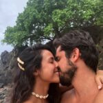 Yanna Lavigne Instagram - Amor, eu vibro a cada instante poder compartilhar a vida com você. Desde o primeiro momento que eu te vi parece que eu já sabia, sem querer saber, uma sensação estranha entre estar entrando na sua vida e parecer sempre já ter feito parte dela. É bom esse aconchego, sempre foi bom o desafio e a delícia de compartilhar nossa jornada nada convencional e linear. Porém cósmica, me transcende a alma te ter por perto, me ilumina, ou melhor transcende a minha luz na sua numa dança incandescente infinita que jamais poderia mensurar, mas só sentir. É do tom único dos seus olhos, tipo vácuo quântico até o tom do seu suspiro que me arrepia inteira, eu tô falando de amor… Se eu bem entendo disso, tenho certezinha que é. Daquele que inflama, desestabiliza até a voz, o fraquejo dos joelhos num bambear bão demais. Passaram 11 anos, mas eu lembro muito bem do estalo nos meus ouvidos quando eu te vi a primeira vez, e isso, do fundo da minha alma me comove, é do mesmíssimo jeito que ecoa lá dentro da minha mente esse seu cheiro. Eu te vejo, eu te quero e te amo mais que ontem e muito menos que amanhã, pra sempre, do jeitinho que minha chama interna prevê.