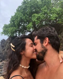 Yanna Lavigne Instagram - Amor, eu vibro a cada instante poder compartilhar a vida com você. Desde o primeiro momento que eu te vi parece que eu já sabia, sem querer saber, uma sensação estranha entre estar entrando na sua vida e parecer sempre já ter feito parte dela. É bom esse aconchego, sempre foi bom o desafio e a delícia de compartilhar nossa jornada nada convencional e linear. Porém cósmica, me transcende a alma te ter por perto, me ilumina, ou melhor transcende a minha luz na sua numa dança incandescente infinita que jamais poderia mensurar, mas só sentir. É do tom único dos seus olhos, tipo vácuo quântico até o tom do seu suspiro que me arrepia inteira, eu tô falando de amor… Se eu bem entendo disso, tenho certezinha que é. Daquele que inflama, desestabiliza até a voz, o fraquejo dos joelhos num bambear bão demais. Passaram 11 anos, mas eu lembro muito bem do estalo nos meus ouvidos quando eu te vi a primeira vez, e isso, do fundo da minha alma me comove, é do mesmíssimo jeito que ecoa lá dentro da minha mente esse seu cheiro. Eu te vejo, eu te quero e te amo mais que ontem e muito menos que amanhã, pra sempre, do jeitinho que minha chama interna prevê.
