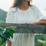 Yanna Lavigne Instagram - EVA nasce do coração de duas irmãs que sempre tiveram o sonho de conectar mulheres através do diálogo, da ação e da força da natureza. EVA é uma experiência profunda e imersiva de encontro e vivências que promovem meditação, práticas de yoga, conexão com a natureza, rodas de conversa – tudo isso focado na transformação, bem-estar e coletividade feminina. #evacollective ✨