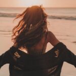 Yanna Lavigne Instagram - Perdão, to postergando esse post pq to deixando meus dias vibrarem sem a digitalização deles. A era da relevância digital, o que você veste, com quem você anda ou se vc tá engajado nos encaminham pra tantos lugares menos para o que importa. Ter e ser viraram uma decisão difícil… Quero relevância do que o coração comporta, do valor e o cuidado com as suas palavras, a beleza de como você enxerga as adversidades e o simples. Seja gentil. Inspire-se! Não seja a cópia gourmetizada de nada atrás de uma aprovação rasa. Informe sua mente do que é necessário pra fluir e ser a diferença no mundo. Eu pedi perdão no início do post. Logo eu? 34 anos pra eu chegar até aqui, com paz na alma, eu tava procurando esse momento há tanto tempo. Aí todo esse papo se mistura, entende? Humanidade instagramável e ideais solúveis. Mas fé que os despertares individuais vão chegar no coletivo. Não sei se vou chegar lá. Quando eu olho nos olhos das minhas filhas eu acredito piamente que vou. O ato de resistência é não postar aniversário, Tô frita e hipócrita? Vim agradecer todas as msgs de amor e carinho ❤️ amo vcs! E celebrar a @evacollective_ que nasce de 2 corações cheios de dúvidas, mas fluindo para o que a alma pede pra vibrar. Viva!