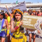 Yanna Lavigne Instagram - Mulheres bioma em defesa da biodiversidade pelas raízes ancestrais, essa foi a III Marcha das Mulheres Indígenas do Brasil. Mais de 8 mil mulheres indígenas coloriram o chão de Brasília com urucum e jenipapo, entoaram cantos de luta e resistência na defesa pela mãe terra. Vocês estiveram acompanhando esse grande ato das mulheres indígenas aqui pelo meu perfil, uma iniciativa da Articulação Nacional das Mulheres Indígenas guerreiras da Ancestralidade ANMIGA @anmigaorg Apoie a luta indígena Demarcação já Siga @anmigaorg nas redes sociais e fortaleça a luta das mulheres indígenas. Fotos: Cobertura Colaborativa | ANMIGA #3MarchadasMulheresIndígenas #MulheresBiomas #IIIMarcha23 #Biodiversidade #MulheresBiomas #MulheresSementes #MulheresTerra #MulheresRaízes