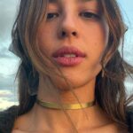 Yanna Lavigne Instagram - Casos de amor precisam ser refletidos Em essência queremos estar apaixonados Quando você se apaixona você quer se transformar Você tem o bilhete de ida na mão Com o convite onde você pode entrar em Estado de transmutação do seu ser A paixão é um movimento de transformação Me apaixono Transcendo minha limitação do espírito Se apaixonar pelo mistério Se apaixonar pelo Espírito Me apaixono por você todos dias E isso move minha caminhada