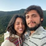 Yanna Lavigne Instagram - Amor, eu vibro a cada instante poder compartilhar a vida com você. Desde o primeiro momento que eu te vi parece que eu já sabia, sem querer saber, uma sensação estranha entre estar entrando na sua vida e parecer sempre já ter feito parte dela. É bom esse aconchego, sempre foi bom o desafio e a delícia de compartilhar nossa jornada nada convencional e linear. Porém cósmica, me transcende a alma te ter por perto, me ilumina, ou melhor transcende a minha luz na sua numa dança incandescente infinita que jamais poderia mensurar, mas só sentir. É do tom único dos seus olhos, tipo vácuo quântico até o tom do seu suspiro que me arrepia inteira, eu tô falando de amor… Se eu bem entendo disso, tenho certezinha que é. Daquele que inflama, desestabiliza até a voz, o fraquejo dos joelhos num bambear bão demais. Passaram 11 anos, mas eu lembro muito bem do estalo nos meus ouvidos quando eu te vi a primeira vez, e isso, do fundo da minha alma me comove, é do mesmíssimo jeito que ecoa lá dentro da minha mente esse seu cheiro. Eu te vejo, eu te quero e te amo mais que ontem e muito menos que amanhã, pra sempre, do jeitinho que minha chama interna prevê.