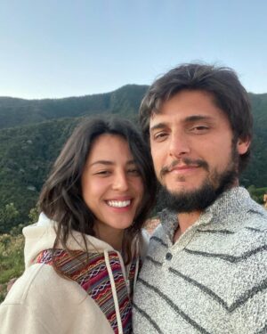 Yanna Lavigne Instagram - Amor, eu vibro a cada instante poder compartilhar a vida com você. 
Desde o primeiro momento que eu te vi parece que eu já sabia, sem querer saber, uma sensação estranha entre estar entrando na sua vida e parecer sempre já ter feito parte dela. É bom esse aconchego, sempre foi bom o desafio e a delícia de compartilhar nossa jornada nada convencional e linear. Porém cósmica, me transcende a alma te ter por perto, me ilumina, ou melhor transcende a minha luz na sua numa dança incandescente infinita que jamais poderia mensurar, mas só sentir. 
É do tom único dos seus olhos, tipo vácuo quântico até o tom do seu suspiro que me arrepia inteira, eu tô falando de amor…
Se eu bem entendo disso, tenho certezinha que é. Daquele que inflama, desestabiliza até a voz, o fraquejo dos joelhos num bambear bão demais. Passaram 11 anos, mas eu lembro muito bem do estalo nos meus ouvidos quando eu te vi a primeira vez, e isso, do fundo da minha alma me comove, é do mesmíssimo jeito que ecoa lá dentro da minha mente esse seu cheiro.
Eu te vejo, eu te quero e te amo mais que ontem e muito menos que amanhã, pra sempre, do jeitinho que minha chama interna prevê.