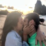 Yanna Lavigne Instagram - Amor, eu vibro a cada instante poder compartilhar a vida com você. Desde o primeiro momento que eu te vi parece que eu já sabia, sem querer saber, uma sensação estranha entre estar entrando na sua vida e parecer sempre já ter feito parte dela. É bom esse aconchego, sempre foi bom o desafio e a delícia de compartilhar nossa jornada nada convencional e linear. Porém cósmica, me transcende a alma te ter por perto, me ilumina, ou melhor transcende a minha luz na sua numa dança incandescente infinita que jamais poderia mensurar, mas só sentir. É do tom único dos seus olhos, tipo vácuo quântico até o tom do seu suspiro que me arrepia inteira, eu tô falando de amor… Se eu bem entendo disso, tenho certezinha que é. Daquele que inflama, desestabiliza até a voz, o fraquejo dos joelhos num bambear bão demais. Passaram 11 anos, mas eu lembro muito bem do estalo nos meus ouvidos quando eu te vi a primeira vez, e isso, do fundo da minha alma me comove, é do mesmíssimo jeito que ecoa lá dentro da minha mente esse seu cheiro. Eu te vejo, eu te quero e te amo mais que ontem e muito menos que amanhã, pra sempre, do jeitinho que minha chama interna prevê.