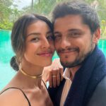 Yanna Lavigne Instagram - Amor, eu vibro a cada instante poder compartilhar a vida com você. Desde o primeiro momento que eu te vi parece que eu já sabia, sem querer saber, uma sensação estranha entre estar entrando na sua vida e parecer sempre já ter feito parte dela. É bom esse aconchego, sempre foi bom o desafio e a delícia de compartilhar nossa jornada nada convencional e linear. Porém cósmica, me transcende a alma te ter por perto, me ilumina, ou melhor transcende a minha luz na sua numa dança incandescente infinita que jamais poderia mensurar, mas só sentir. É do tom único dos seus olhos, tipo vácuo quântico até o tom do seu suspiro que me arrepia inteira, eu tô falando de amor… Se eu bem entendo disso, tenho certezinha que é. Daquele que inflama, desestabiliza até a voz, o fraquejo dos joelhos num bambear bão demais. Passaram 11 anos, mas eu lembro muito bem do estalo nos meus ouvidos quando eu te vi a primeira vez, e isso, do fundo da minha alma me comove, é do mesmíssimo jeito que ecoa lá dentro da minha mente esse seu cheiro. Eu te vejo, eu te quero e te amo mais que ontem e muito menos que amanhã, pra sempre, do jeitinho que minha chama interna prevê.