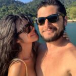 Yanna Lavigne Instagram - Amor, eu vibro a cada instante poder compartilhar a vida com você. Desde o primeiro momento que eu te vi parece que eu já sabia, sem querer saber, uma sensação estranha entre estar entrando na sua vida e parecer sempre já ter feito parte dela. É bom esse aconchego, sempre foi bom o desafio e a delícia de compartilhar nossa jornada nada convencional e linear. Porém cósmica, me transcende a alma te ter por perto, me ilumina, ou melhor transcende a minha luz na sua numa dança incandescente infinita que jamais poderia mensurar, mas só sentir. É do tom único dos seus olhos, tipo vácuo quântico até o tom do seu suspiro que me arrepia inteira, eu tô falando de amor… Se eu bem entendo disso, tenho certezinha que é. Daquele que inflama, desestabiliza até a voz, o fraquejo dos joelhos num bambear bão demais. Passaram 11 anos, mas eu lembro muito bem do estalo nos meus ouvidos quando eu te vi a primeira vez, e isso, do fundo da minha alma me comove, é do mesmíssimo jeito que ecoa lá dentro da minha mente esse seu cheiro. Eu te vejo, eu te quero e te amo mais que ontem e muito menos que amanhã, pra sempre, do jeitinho que minha chama interna prevê.