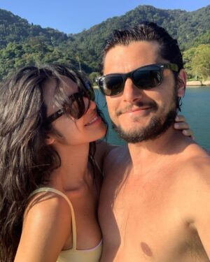 Yanna Lavigne Instagram - Amor, eu vibro a cada instante poder compartilhar a vida com você. 
Desde o primeiro momento que eu te vi parece que eu já sabia, sem querer saber, uma sensação estranha entre estar entrando na sua vida e parecer sempre já ter feito parte dela. É bom esse aconchego, sempre foi bom o desafio e a delícia de compartilhar nossa jornada nada convencional e linear. Porém cósmica, me transcende a alma te ter por perto, me ilumina, ou melhor transcende a minha luz na sua numa dança incandescente infinita que jamais poderia mensurar, mas só sentir. 
É do tom único dos seus olhos, tipo vácuo quântico até o tom do seu suspiro que me arrepia inteira, eu tô falando de amor…
Se eu bem entendo disso, tenho certezinha que é. Daquele que inflama, desestabiliza até a voz, o fraquejo dos joelhos num bambear bão demais. Passaram 11 anos, mas eu lembro muito bem do estalo nos meus ouvidos quando eu te vi a primeira vez, e isso, do fundo da minha alma me comove, é do mesmíssimo jeito que ecoa lá dentro da minha mente esse seu cheiro.
Eu te vejo, eu te quero e te amo mais que ontem e muito menos que amanhã, pra sempre, do jeitinho que minha chama interna prevê.