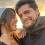 Yanna Lavigne Instagram - Amor, eu vibro a cada instante poder compartilhar a vida com você. Desde o primeiro momento que eu te vi parece que eu já sabia, sem querer saber, uma sensação estranha entre estar entrando na sua vida e parecer sempre já ter feito parte dela. É bom esse aconchego, sempre foi bom o desafio e a delícia de compartilhar nossa jornada nada convencional e linear. Porém cósmica, me transcende a alma te ter por perto, me ilumina, ou melhor transcende a minha luz na sua numa dança incandescente infinita que jamais poderia mensurar, mas só sentir. É do tom único dos seus olhos, tipo vácuo quântico até o tom do seu suspiro que me arrepia inteira, eu tô falando de amor… Se eu bem entendo disso, tenho certezinha que é. Daquele que inflama, desestabiliza até a voz, o fraquejo dos joelhos num bambear bão demais. Passaram 11 anos, mas eu lembro muito bem do estalo nos meus ouvidos quando eu te vi a primeira vez, e isso, do fundo da minha alma me comove, é do mesmíssimo jeito que ecoa lá dentro da minha mente esse seu cheiro. Eu te vejo, eu te quero e te amo mais que ontem e muito menos que amanhã, pra sempre, do jeitinho que minha chama interna prevê.