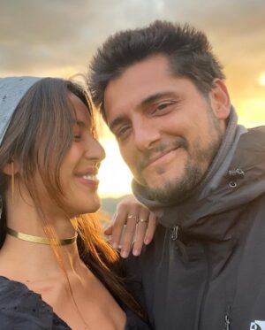 Yanna Lavigne Instagram - Amor, eu vibro a cada instante poder compartilhar a vida com você. 
Desde o primeiro momento que eu te vi parece que eu já sabia, sem querer saber, uma sensação estranha entre estar entrando na sua vida e parecer sempre já ter feito parte dela. É bom esse aconchego, sempre foi bom o desafio e a delícia de compartilhar nossa jornada nada convencional e linear. Porém cósmica, me transcende a alma te ter por perto, me ilumina, ou melhor transcende a minha luz na sua numa dança incandescente infinita que jamais poderia mensurar, mas só sentir. 
É do tom único dos seus olhos, tipo vácuo quântico até o tom do seu suspiro que me arrepia inteira, eu tô falando de amor…
Se eu bem entendo disso, tenho certezinha que é. Daquele que inflama, desestabiliza até a voz, o fraquejo dos joelhos num bambear bão demais. Passaram 11 anos, mas eu lembro muito bem do estalo nos meus ouvidos quando eu te vi a primeira vez, e isso, do fundo da minha alma me comove, é do mesmíssimo jeito que ecoa lá dentro da minha mente esse seu cheiro.
Eu te vejo, eu te quero e te amo mais que ontem e muito menos que amanhã, pra sempre, do jeitinho que minha chama interna prevê.