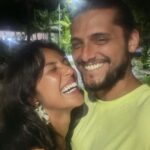 Yanna Lavigne Instagram - Amor, eu vibro a cada instante poder compartilhar a vida com você. Desde o primeiro momento que eu te vi parece que eu já sabia, sem querer saber, uma sensação estranha entre estar entrando na sua vida e parecer sempre já ter feito parte dela. É bom esse aconchego, sempre foi bom o desafio e a delícia de compartilhar nossa jornada nada convencional e linear. Porém cósmica, me transcende a alma te ter por perto, me ilumina, ou melhor transcende a minha luz na sua numa dança incandescente infinita que jamais poderia mensurar, mas só sentir. É do tom único dos seus olhos, tipo vácuo quântico até o tom do seu suspiro que me arrepia inteira, eu tô falando de amor… Se eu bem entendo disso, tenho certezinha que é. Daquele que inflama, desestabiliza até a voz, o fraquejo dos joelhos num bambear bão demais. Passaram 11 anos, mas eu lembro muito bem do estalo nos meus ouvidos quando eu te vi a primeira vez, e isso, do fundo da minha alma me comove, é do mesmíssimo jeito que ecoa lá dentro da minha mente esse seu cheiro. Eu te vejo, eu te quero e te amo mais que ontem e muito menos que amanhã, pra sempre, do jeitinho que minha chama interna prevê.