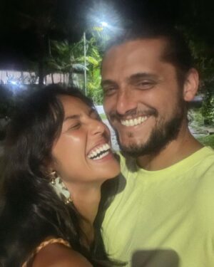 Yanna Lavigne Instagram - Amor, eu vibro a cada instante poder compartilhar a vida com você. 
Desde o primeiro momento que eu te vi parece que eu já sabia, sem querer saber, uma sensação estranha entre estar entrando na sua vida e parecer sempre já ter feito parte dela. É bom esse aconchego, sempre foi bom o desafio e a delícia de compartilhar nossa jornada nada convencional e linear. Porém cósmica, me transcende a alma te ter por perto, me ilumina, ou melhor transcende a minha luz na sua numa dança incandescente infinita que jamais poderia mensurar, mas só sentir. 
É do tom único dos seus olhos, tipo vácuo quântico até o tom do seu suspiro que me arrepia inteira, eu tô falando de amor…
Se eu bem entendo disso, tenho certezinha que é. Daquele que inflama, desestabiliza até a voz, o fraquejo dos joelhos num bambear bão demais. Passaram 11 anos, mas eu lembro muito bem do estalo nos meus ouvidos quando eu te vi a primeira vez, e isso, do fundo da minha alma me comove, é do mesmíssimo jeito que ecoa lá dentro da minha mente esse seu cheiro.
Eu te vejo, eu te quero e te amo mais que ontem e muito menos que amanhã, pra sempre, do jeitinho que minha chama interna prevê.