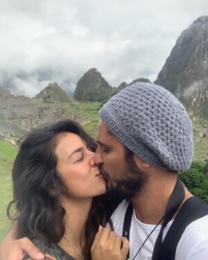 Yanna Lavigne Instagram - Amor, eu vibro a cada instante poder compartilhar a vida com você. 
Desde o primeiro momento que eu te vi parece que eu já sabia, sem querer saber, uma sensação estranha entre estar entrando na sua vida e parecer sempre já ter feito parte dela. É bom esse aconchego, sempre foi bom o desafio e a delícia de compartilhar nossa jornada nada convencional e linear. Porém cósmica, me transcende a alma te ter por perto, me ilumina, ou melhor transcende a minha luz na sua numa dança incandescente infinita que jamais poderia mensurar, mas só sentir. 
É do tom único dos seus olhos, tipo vácuo quântico até o tom do seu suspiro que me arrepia inteira, eu tô falando de amor…
Se eu bem entendo disso, tenho certezinha que é. Daquele que inflama, desestabiliza até a voz, o fraquejo dos joelhos num bambear bão demais. Passaram 11 anos, mas eu lembro muito bem do estalo nos meus ouvidos quando eu te vi a primeira vez, e isso, do fundo da minha alma me comove, é do mesmíssimo jeito que ecoa lá dentro da minha mente esse seu cheiro.
Eu te vejo, eu te quero e te amo mais que ontem e muito menos que amanhã, pra sempre, do jeitinho que minha chama interna prevê.