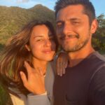 Yanna Lavigne Instagram - Amor, eu vibro a cada instante poder compartilhar a vida com você. Desde o primeiro momento que eu te vi parece que eu já sabia, sem querer saber, uma sensação estranha entre estar entrando na sua vida e parecer sempre já ter feito parte dela. É bom esse aconchego, sempre foi bom o desafio e a delícia de compartilhar nossa jornada nada convencional e linear. Porém cósmica, me transcende a alma te ter por perto, me ilumina, ou melhor transcende a minha luz na sua numa dança incandescente infinita que jamais poderia mensurar, mas só sentir. É do tom único dos seus olhos, tipo vácuo quântico até o tom do seu suspiro que me arrepia inteira, eu tô falando de amor… Se eu bem entendo disso, tenho certezinha que é. Daquele que inflama, desestabiliza até a voz, o fraquejo dos joelhos num bambear bão demais. Passaram 11 anos, mas eu lembro muito bem do estalo nos meus ouvidos quando eu te vi a primeira vez, e isso, do fundo da minha alma me comove, é do mesmíssimo jeito que ecoa lá dentro da minha mente esse seu cheiro. Eu te vejo, eu te quero e te amo mais que ontem e muito menos que amanhã, pra sempre, do jeitinho que minha chama interna prevê.
