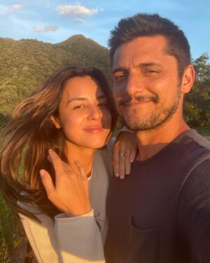 Yanna Lavigne Instagram - Amor, eu vibro a cada instante poder compartilhar a vida com você. 
Desde o primeiro momento que eu te vi parece que eu já sabia, sem querer saber, uma sensação estranha entre estar entrando na sua vida e parecer sempre já ter feito parte dela. É bom esse aconchego, sempre foi bom o desafio e a delícia de compartilhar nossa jornada nada convencional e linear. Porém cósmica, me transcende a alma te ter por perto, me ilumina, ou melhor transcende a minha luz na sua numa dança incandescente infinita que jamais poderia mensurar, mas só sentir. 
É do tom único dos seus olhos, tipo vácuo quântico até o tom do seu suspiro que me arrepia inteira, eu tô falando de amor…
Se eu bem entendo disso, tenho certezinha que é. Daquele que inflama, desestabiliza até a voz, o fraquejo dos joelhos num bambear bão demais. Passaram 11 anos, mas eu lembro muito bem do estalo nos meus ouvidos quando eu te vi a primeira vez, e isso, do fundo da minha alma me comove, é do mesmíssimo jeito que ecoa lá dentro da minha mente esse seu cheiro.
Eu te vejo, eu te quero e te amo mais que ontem e muito menos que amanhã, pra sempre, do jeitinho que minha chama interna prevê.