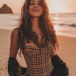 Yanna Lavigne Instagram - Perdão, to postergando esse post pq to deixando meus dias vibrarem sem a digitalização deles. A era da relevância digital, o que você veste, com quem você anda ou se vc tá engajado nos encaminham pra tantos lugares menos para o que importa. Ter e ser viraram uma decisão difícil… Quero relevância do que o coração comporta, do valor e o cuidado com as suas palavras, a beleza de como você enxerga as adversidades e o simples. Seja gentil. Inspire-se! Não seja a cópia gourmetizada de nada atrás de uma aprovação rasa. Informe sua mente do que é necessário pra fluir e ser a diferença no mundo. Eu pedi perdão no início do post. Logo eu? 34 anos pra eu chegar até aqui, com paz na alma, eu tava procurando esse momento há tanto tempo. Aí todo esse papo se mistura, entende? Humanidade instagramável e ideais solúveis. Mas fé que os despertares individuais vão chegar no coletivo. Não sei se vou chegar lá. Quando eu olho nos olhos das minhas filhas eu acredito piamente que vou. O ato de resistência é não postar aniversário, Tô frita e hipócrita? Vim agradecer todas as msgs de amor e carinho ❤️ amo vcs! E celebrar a @evacollective_ que nasce de 2 corações cheios de dúvidas, mas fluindo para o que a alma pede pra vibrar. Viva!