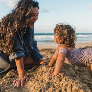 Yanna Lavigne Instagram - Memé da minha vida!! Você faz 2, e meu coração arrepia de amor ❤️
Arrepia, porque além de intenso foi revelador, você trouxe minha consciência, toda minha mais profunda reflexão do que é te colocar no mundo, estarmos nessa no mundo… você me trouxe de volta pra casa. Eu te ouvia quando você não existia, e com a sua existência eu me ouvi.
Minha loba, minha poderosa chefinha, meu amor por você me une ao cosmos até a lua e volta, pra traçar o infinito, como numa dança…
O universo conversa comigo através de um sorriso, um deles é o seu. Mamãe te ama muito.