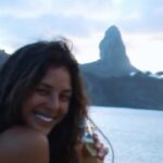 Yanna Lavigne Instagram - Meus momentos aqui são sempre especiais, catalisadores e me transformam. Seria ironia do destino meu celular parar no dia primeiro do ano enquanto estou com @coronabrasil promovendo a reflexão de que a vida é aqui, agora e aqui fora!? Vivi intensamente, conheci pessoas incríveis, olhei mais no olho das minhas filhas, chorei de emoção por estar viva (várias vezes) meditei em todas as cavernas da ilha, rs… iniciei e terminei um livro. O universo conversa comigo através de um sorriso. Nada é por acaso! 💙 #AvidaéaquiFora *ad #BebaComModeração