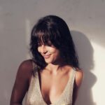Yanna Lavigne Instagram - Bom dia!!! ✨🌞 Na maioria dos dias eu acordo com a cabeça cheia de questionamentos complexos. Hoje foi diferente. Volto com a franja ou não?