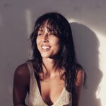 Yanna Lavigne Instagram - Bom dia!!! ✨🌞 Na maioria dos dias eu acordo com a cabeça cheia de questionamentos complexos. Hoje foi diferente. Volto com a franja ou não?