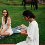 Yanna Lavigne Instagram - Sobra a Escrita ✨ Como parte da experiência, incluímos a escrita da carta para si mesma. Acreditamos que o ato de colocar no papel nos torna mais conscientes e estando mais conscientes, a oportunidade de nos autorregular aumenta consideravelmente. Se autoconhecer é um ato de coragem e de amor a si mesma. Convidamos todas vocês a viverem essa experiência conosco 🩷 Com amor, Equipe EVA