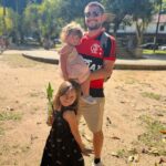 Yanna Lavigne Instagram - Dia que mamãe não pega no celular Aquele domingo que tem quatro seres humanos mal distribuídos numa cama, mas quando o olho desprega tem chamego, conchinha, muita energia pra queimar Tem bicicleta, parquinho, mutuca, pintura, chororo, amoras frescas, se arrumar pra sair no caos, mas ouvindo Marvin Gaye na vitrola. Eita, pq sempre a mãe que atrasa? É a mesma mãe quem fez mochila, arrumou todo mundo e ainda saiu gata? Chopp, olha a criança no parquinho, almoço, chopp, mais parquinho. Cadê a criança? Chega de chopp. Mas não… Teve mengão pela primeira vez em família no maraca, mas os são paulinos que tão sorrindo agora. Momentos alegres devem ser celebrados e cultivados dentro da alma, como se pudéssemos guardar cada um deles em uma gavetinha especial no coração para abrir sempre que quisermos. E sim, podemos! Quais as proposições de domingo por aí?