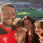 Yanna Lavigne Instagram - Dia que mamãe não pega no celular Aquele domingo que tem quatro seres humanos mal distribuídos numa cama, mas quando o olho desprega tem chamego, conchinha, muita energia pra queimar Tem bicicleta, parquinho, mutuca, pintura, chororo, amoras frescas, se arrumar pra sair no caos, mas ouvindo Marvin Gaye na vitrola. Eita, pq sempre a mãe que atrasa? É a mesma mãe quem fez mochila, arrumou todo mundo e ainda saiu gata? Chopp, olha a criança no parquinho, almoço, chopp, mais parquinho. Cadê a criança? Chega de chopp. Mas não… Teve mengão pela primeira vez em família no maraca, mas os são paulinos que tão sorrindo agora. Momentos alegres devem ser celebrados e cultivados dentro da alma, como se pudéssemos guardar cada um deles em uma gavetinha especial no coração para abrir sempre que quisermos. E sim, podemos! Quais as proposições de domingo por aí?
