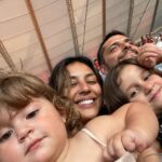 Yanna Lavigne Instagram - Dia que mamãe não pega no celular Aquele domingo que tem quatro seres humanos mal distribuídos numa cama, mas quando o olho desprega tem chamego, conchinha, muita energia pra queimar Tem bicicleta, parquinho, mutuca, pintura, chororo, amoras frescas, se arrumar pra sair no caos, mas ouvindo Marvin Gaye na vitrola. Eita, pq sempre a mãe que atrasa? É a mesma mãe quem fez mochila, arrumou todo mundo e ainda saiu gata? Chopp, olha a criança no parquinho, almoço, chopp, mais parquinho. Cadê a criança? Chega de chopp. Mas não… Teve mengão pela primeira vez em família no maraca, mas os são paulinos que tão sorrindo agora. Momentos alegres devem ser celebrados e cultivados dentro da alma, como se pudéssemos guardar cada um deles em uma gavetinha especial no coração para abrir sempre que quisermos. E sim, podemos! Quais as proposições de domingo por aí?