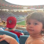 Yanna Lavigne Instagram - Dia que mamãe não pega no celular Aquele domingo que tem quatro seres humanos mal distribuídos numa cama, mas quando o olho desprega tem chamego, conchinha, muita energia pra queimar Tem bicicleta, parquinho, mutuca, pintura, chororo, amoras frescas, se arrumar pra sair no caos, mas ouvindo Marvin Gaye na vitrola. Eita, pq sempre a mãe que atrasa? É a mesma mãe quem fez mochila, arrumou todo mundo e ainda saiu gata? Chopp, olha a criança no parquinho, almoço, chopp, mais parquinho. Cadê a criança? Chega de chopp. Mas não… Teve mengão pela primeira vez em família no maraca, mas os são paulinos que tão sorrindo agora. Momentos alegres devem ser celebrados e cultivados dentro da alma, como se pudéssemos guardar cada um deles em uma gavetinha especial no coração para abrir sempre que quisermos. E sim, podemos! Quais as proposições de domingo por aí?