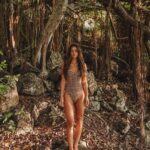 Yanna Lavigne Instagram - Aquele papo recorrente que: vou embora de Noronha, mas Noronha não vai embora de mim. Troquei com vocês sobre astrocartografia que minha amiga maravilhosa @isabellamezzadri me ensinou. Basicamente, seu mapa astral em alinhamento com o mapa mundi. Esse lugar pode e deve me surpreender sempre. Mas me chamar pra ter a linha de sol bem ali, é um privilégio e explica muito da nossa conexão. Se pudesse contar para todos vocês o que a ilha já me proporcionou, teria que ser em duas tardes de muito café com bolo. Eu só tenho a agradecer. 📸 de outra maravilhosa @carolsabio Fernando de Noronha