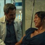 Yanna Lavigne Instagram - Quem viu esse episódio de sob pressão? 👀 Diante do meu último relato, prometi que ia contar como foi “superar” a crise de identidade que vivi no meio de um projeto em andamento, que foi o sétimo guardião (para entender, volte alguns posts). O fato é que não superei. Fiz o teste pra sob pressão e passei! E agora? Ou eu dou ré de vez ou encaro com a naturalidade que sempre encarei. Tratei a profissão com uma seriedade tão suprema, daquelas que você não socializa em set, grudada no seu fone de ouvido com música melancólica. Naquele momento eu só entendi duas coisas. Algo tinha mudado radicalmente dentro de mim a ponto de questionar o ofício. Ou algo sobre o fascínio que eu tinha em atuar se distanciava do próprio ofício. O medo paralisa, é um preceito básico, mas ninguém me ensinou que seria assim. Tão anestesiante. Eu juro que engoli o medo e fui. As diárias foram passando, tive pré crises silenciosas, só eu sabia, então somente eu pra me salvar. O resumo disso tudo foi que demorei mais de 6 meses da estreia pra ter coragem e me assistir. O resumo da moral da história diante de tantos percalços mentais que desolam todos nós, é: enfie seus medos no cú e só vai :) e que isso é a coisa mais cruel e mais fácil de expressar na teoria, mas a mais angustiante de ser praticada. imagens: rede globo. Rio de Janeiro, Rio de Janeiro