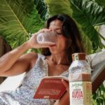Yanna Lavigne Instagram - Não deixei de trazer pra minha ilha favorita da vida, meus queridinhos da vez: as novas BEBIDAS DE AVEIA da Natural One! @naturaloneoficial São 100% naturais, ricas em cálcio e com zero adição de açúcar e ainda tem uma textura cremosa irresistível. Eu já tenho a minha bebida preferida, mas convido você a beber fora da caixa e me contar qual é a sua? #SintaaNatureza