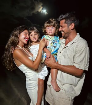 Yanna Lavigne Instagram - Feliz 2024!!!!!!! Paz em vossos corações 🩵