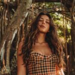 Yanna Lavigne Instagram - Aquele papo recorrente que: vou embora de Noronha, mas Noronha não vai embora de mim. Troquei com vocês sobre astrocartografia que minha amiga maravilhosa @isabellamezzadri me ensinou. Basicamente, seu mapa astral em alinhamento com o mapa mundi. Esse lugar pode e deve me surpreender sempre. Mas me chamar pra ter a linha de sol bem ali, é um privilégio e explica muito da nossa conexão. Se pudesse contar para todos vocês o que a ilha já me proporcionou, teria que ser em duas tardes de muito café com bolo. Eu só tenho a agradecer. 📸 de outra maravilhosa @carolsabio Fernando de Noronha