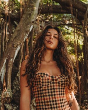 Yanna Lavigne Instagram - Aquele papo recorrente que: vou embora de Noronha, mas Noronha não vai embora de mim. Troquei com vocês sobre astrocartografia que minha amiga maravilhosa @isabellamezzadri me ensinou. Basicamente, seu mapa astral em alinhamento com o mapa mundi.
Esse lugar pode e deve me surpreender sempre. Mas me chamar pra ter a linha de sol bem ali, é um privilégio e explica muito da nossa conexão. Se pudesse contar para todos vocês o que a ilha já me proporcionou, teria que ser em duas tardes de muito café com bolo. 
Eu só tenho a agradecer.
📸 de outra maravilhosa @carolsabio