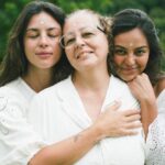 Yanna Lavigne Instagram - Ancestralidade. Tivemos a honra de receber a nossa mãe no primeiro retiro EVA e, dentre tantas trocas e descobertas nesses dias só pudemos honrar e agradecer ainda mais a todas as EVAs que vieram antes de nós. Temos o privilégio de ter uma mãe e tantas mulheres na nossa família que são buscadoras incessantes de si mesmas, que olham para si e se questionam sobre como podemos fazer desse planeta um lugar melhor pra nós mesmas e pra tantas que estão por vir. Honrar a ancestralidade é aceitar e reconhecer o trabalho, a vida, o cuidado e o amor que foram dedicados a nós para que o solo se tornasse fértil para sermos quem somos. ✨