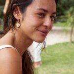 Yanna Lavigne Instagram - Esses dias eu tava pensando como eu me comunico com meu mundo interior, chove nele? Fazia névoa, era poente… e tava difícil demais existir em mim. Até que @evacollective_ nasceu e me fez acreditar no indelével, logo eu, que já tava achando esse lance de propósito furada, ou mais uma criação do patriarcado, pra servir e distrair. Quando me pego refletindo sobre os momentos que compartilhamos neste final de semana, eu ouço um sorriso e sinto o verdadeiro poder da comunhão feminina. A vulnerabilidade doce em constância que faz nos identificarmos em cada vírgula de nossas histórias. Atravessa. Transforma. Obrigada a cada uma por estarem presentes, de coração e alma. Que possamos continuar nos apoiando, nos inspirando e sendo ponte para nos tornarmos a melhor versão de nós mesmas. Antes o que tava calvo aqui dentro, agora faz dança e canta e sapateia e ri. Sonho que se sonha junto se torna realidade. Com todo o meu amor e gratidão, Yanna. Próxima edição: Ilha Bela, link na bio do Eva.