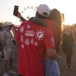 Yanna Lavigne Instagram - Casal que ama festivais, SIM! Obrigada @lojasrenner pelo convite de explorar essa experiência tão única e especial que foi curtir o Planeta Atlântida com vocês! Chamando atenção para ideias mais verdes, afinal o planeta é de todos! Nos stories você acompanha a delícia que foi e tem link pra conferir todas as opções de lookinhos pra festivais ❣️ 📸 @oswaldoneto_
