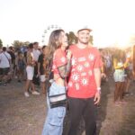 Yanna Lavigne Instagram - Casal que ama festivais, SIM! Obrigada @lojasrenner pelo convite de explorar essa experiência tão única e especial que foi curtir o Planeta Atlântida com vocês! Chamando atenção para ideias mais verdes, afinal o planeta é de todos! Nos stories você acompanha a delícia que foi e tem link pra conferir todas as opções de lookinhos pra festivais ❣️ 📸 @oswaldoneto_