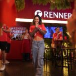 Yanna Lavigne Instagram - Casal que ama festivais, SIM! Obrigada @lojasrenner pelo convite de explorar essa experiência tão única e especial que foi curtir o Planeta Atlântida com vocês! Chamando atenção para ideias mais verdes, afinal o planeta é de todos! Nos stories você acompanha a delícia que foi e tem link pra conferir todas as opções de lookinhos pra festivais ❣️ 📸 @oswaldoneto_
