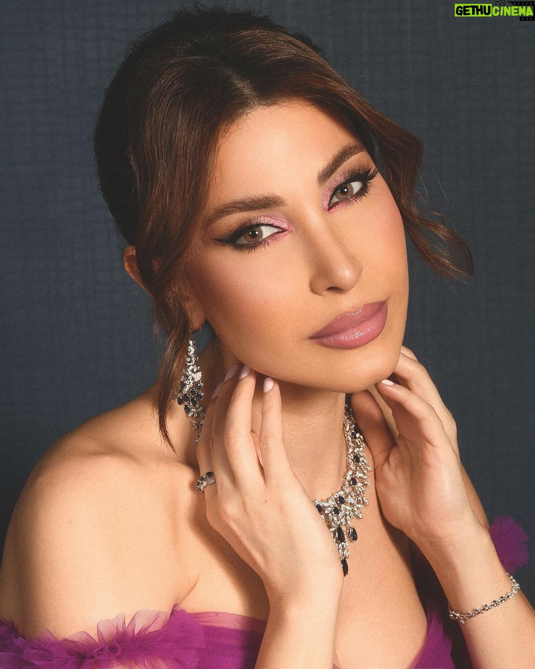 Yara Instagram - اللوك غرام 💕✨ بتوافقوني؟ 😍 📸 from the #wedding Dressed by: @aavvafashion Jewelry: @samrajewellery Makeup: @alberto_makeup Hair: @wassimsteve Contact lens: My collection “Lilium Hazel” @samacontactlens 👁 Photographer: @zobiansaadofficiall #Yara | #يارا United Arab Emirates