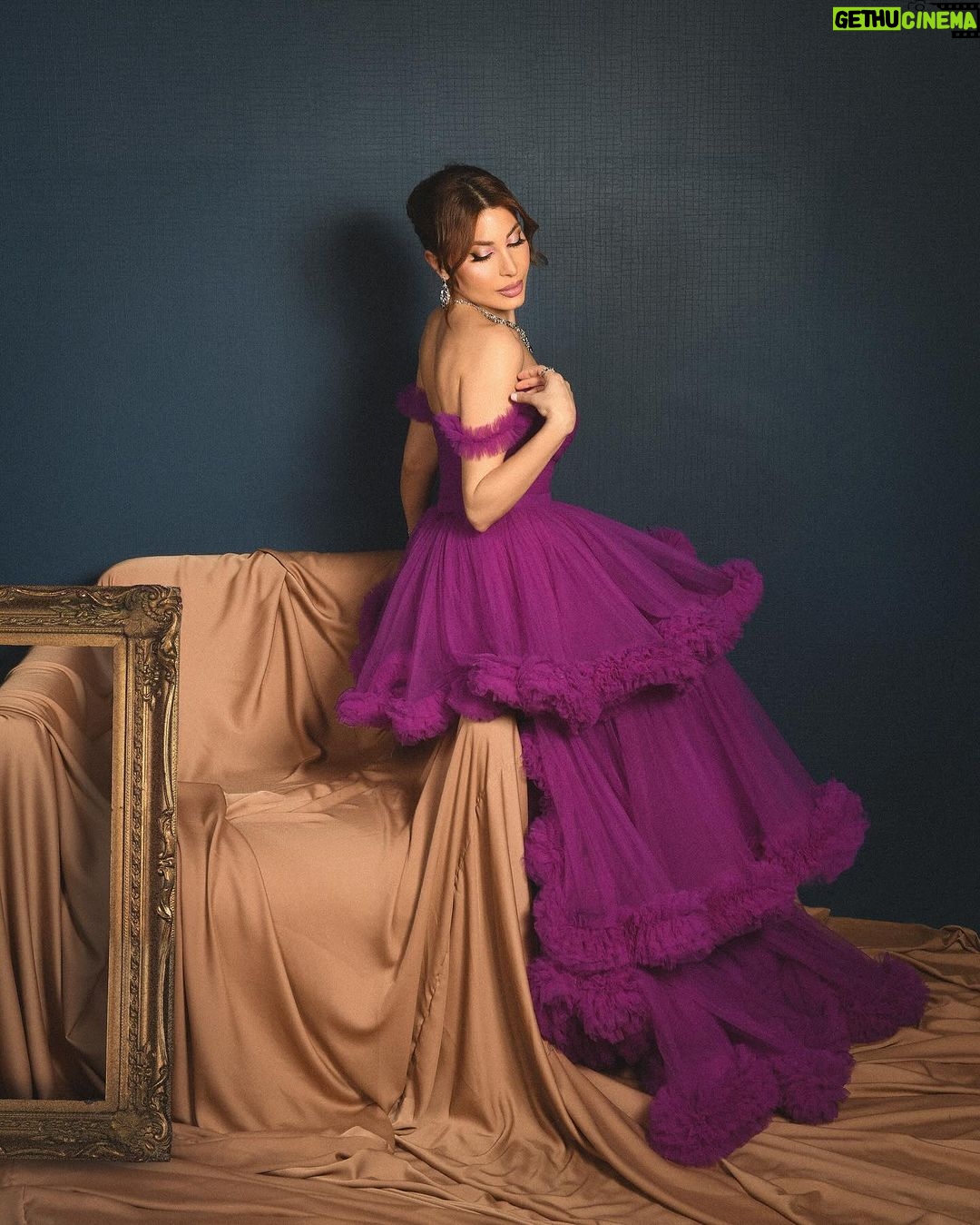 Yara Instagram - اللوك غرام 💕✨ بتوافقوني؟ 😍 📸 from the #wedding Dressed by: @aavvafashion Jewelry: @samrajewellery Makeup: @alberto_makeup Hair: @wassimsteve Contact lens: My collection “Lilium Hazel” @samacontactlens 👁 Photographer: @zobiansaadofficiall #Yara | #يارا United Arab Emirates