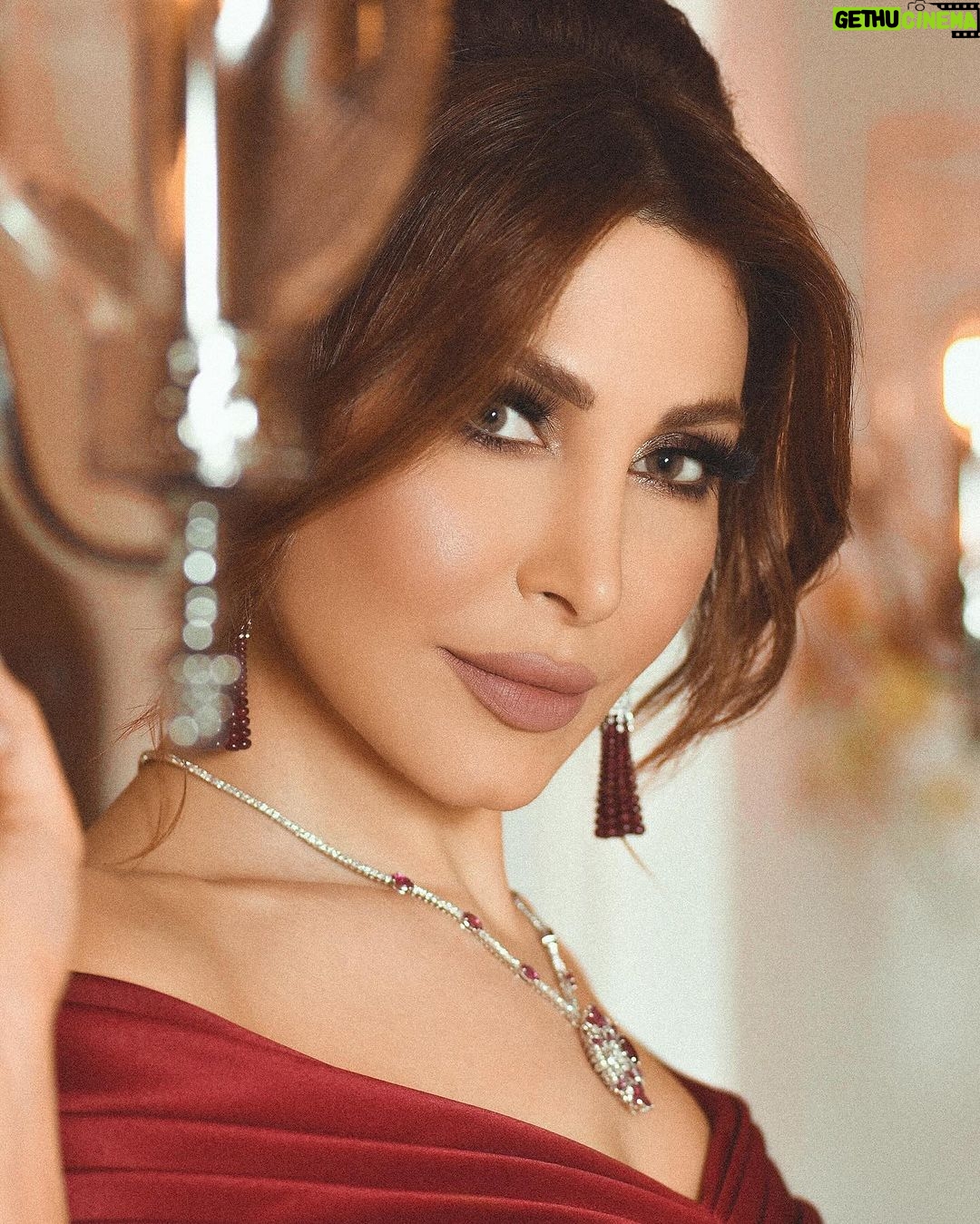 Yara Instagram - اشتقتلكم ❤️✨ رأيكم باللوك 👇😍 Dressed by: @aavvafashion ❣️ Jewelry: @samrajewellery Makeup & Hair: @yehiaandzakariasalon Contact lens: My collection “Lilium Hazel” @samacontactlens 👁 Photographer: @zobiansaadofficiall #Wedding | #Qatar | #Doha #Yara | #يارا Doha, Qatar