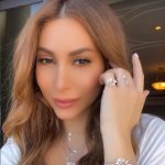 Yara Instagram - Love Me, Love Me Not 🤍🌼 #LoveMeLoveMeNot | #بتحب_ما_بتحب⁩ #بتحب | @samrajewellery #Yara | #يارا Palazzo Versace Dubai