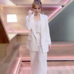 Yara Instagram - من لوك حلقة الليلة، عطوني رأيكم 🤍 وناطرتكم بحلقة رائعة الآن على شاشة @mtvlebanon 🔥 #يارا_كتير_هلقد | #كتير_هلقد Makeup by: @bassamfattouh Styled by: @khalilzein.official Suit: @liliblancofficial Jewelry: @samrajewellery Hair: @fadiaelmendelek #Yara | #يارا MTV Lebanon