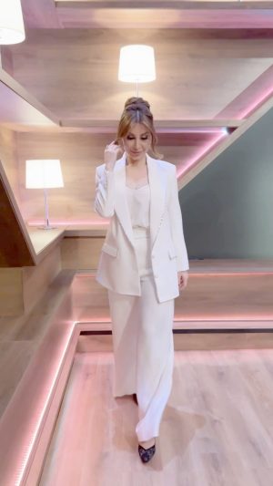 Yara Instagram - من لوك حلقة الليلة، عطوني رأيكم 🤍

وناطرتكم بحلقة رائعة الآن على شاشة @mtvlebanon 🔥 

#يارا_كتير_هلقد | #كتير_هلقد 

Makeup by: @bassamfattouh 
Styled by: @khalilzein.official
Suit: @liliblancofficial 
Jewelry: @samrajewellery 
Hair: @fadiaelmendelek

#Yara | #يارا