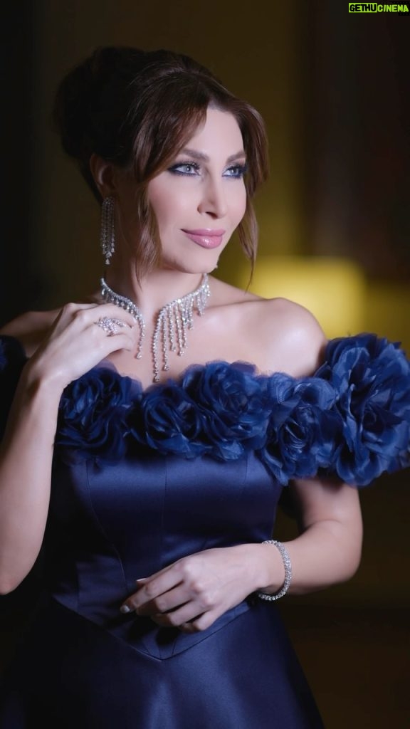 Yara Instagram - بقلبي #بعدك_هون 💙🎶 Ready for tonight’s #Wedding ✨ Dressed by: @aavvafashion 😍 #Yara | #يارا United Arab Emirates